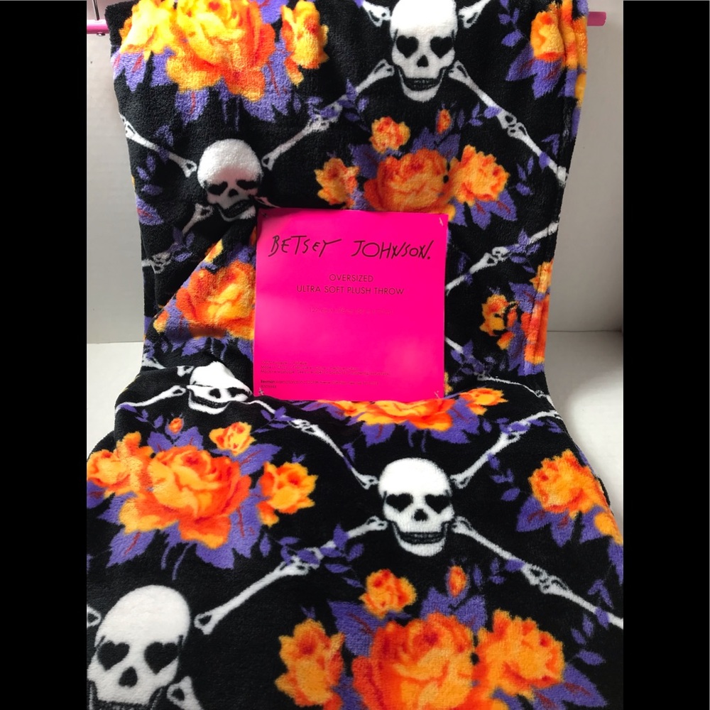 💀Betsey Johnson Throw💀